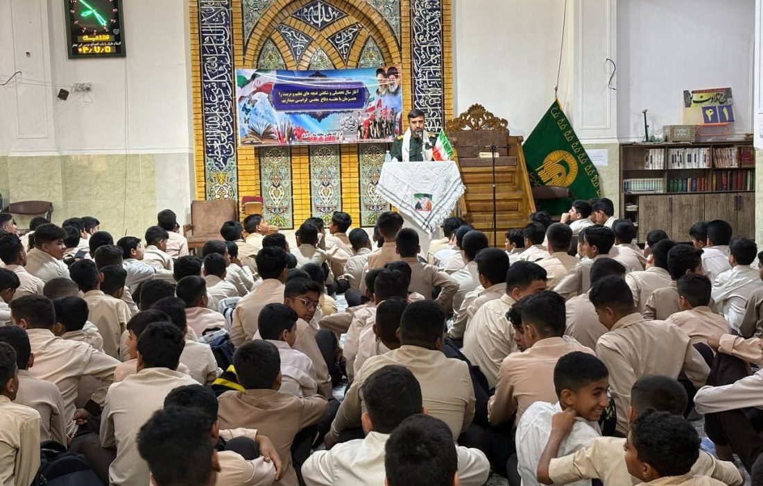  آغاز سال تحصیلی در مدرسه امیرکبیر سه‌راه برق با حضور فرمانده سپاه بندرعباس و تجلیل از دانش‌آموزان برتر