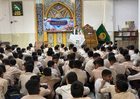  آغاز سال تحصیلی در مدرسه امیرکبیر سه‌راه برق با حضور فرمانده سپاه بندرعباس و تجلیل از دانش‌آموزان برتر