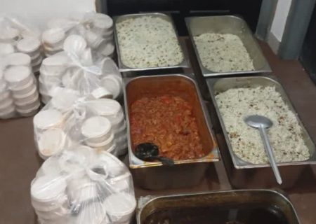 توزیع ۲۰۰ پرس غذای گرم میان خانواده‌های نیازمند در کوی ملت ۳۱