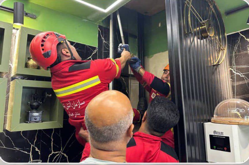 رهاسازی پای شهروند گرفتار در بالابر کافه توسط آتش‌نشانان بندرعباس