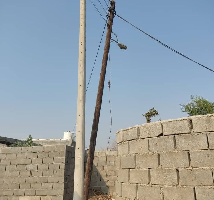 تعویض پایه های  فرسوده برق فشار ضعیف در روستای دهنو بندرعباس
