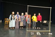 «۸ بهشت»؛ روایتی لطیف از کفشهای زائران و دلهای زلال در فرهنگسرای طوبی بندرعباس روی صحنه رفت